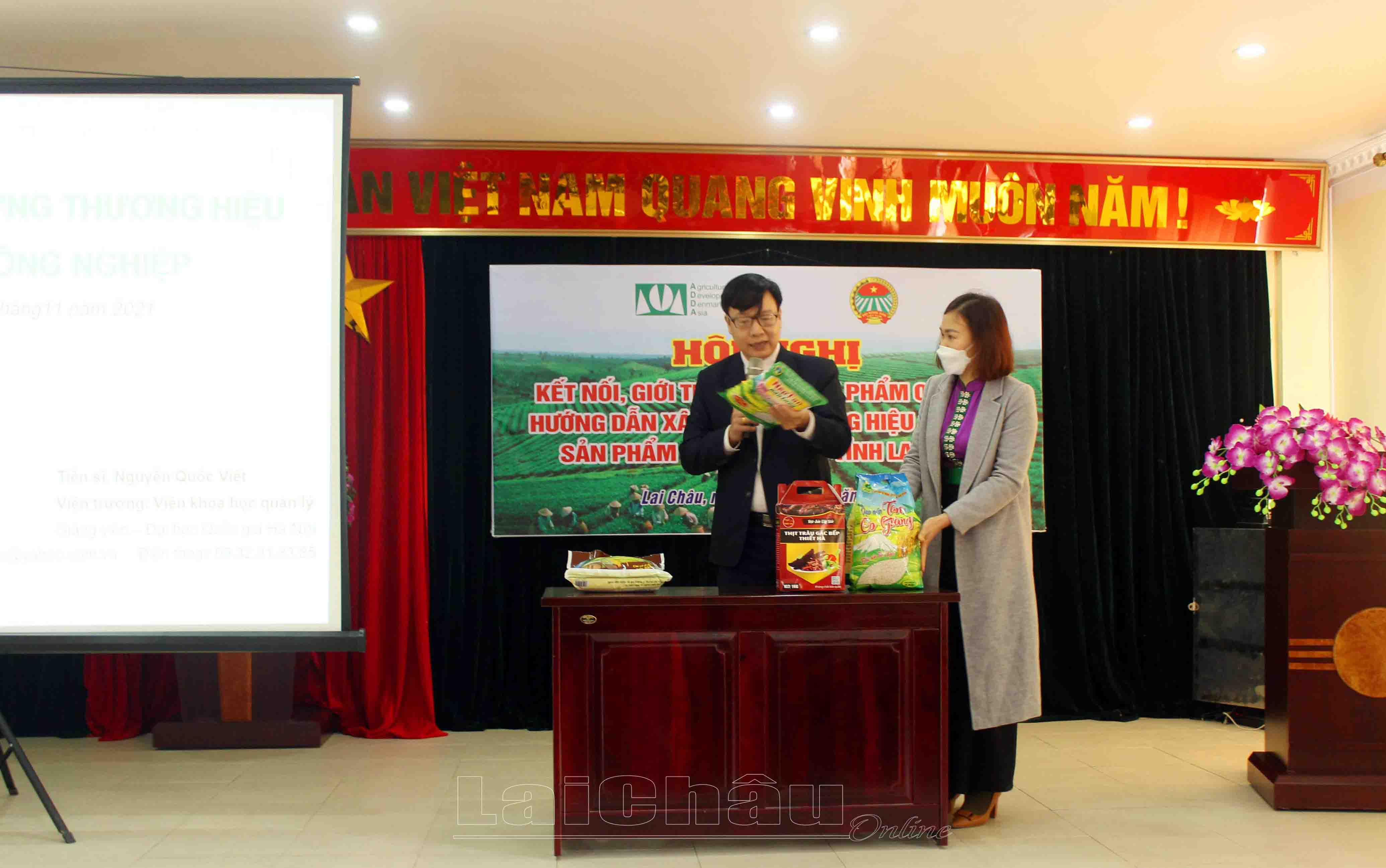 Tiến sỹ Nguyễn Quốc Việt - Viện trưởng Viện Khoa học quản lý (Trường Đại học Quốc gia Hà Nội) hướng dẫn xây dựng thương hiệu cho các sản phẩm nông nghiệp.